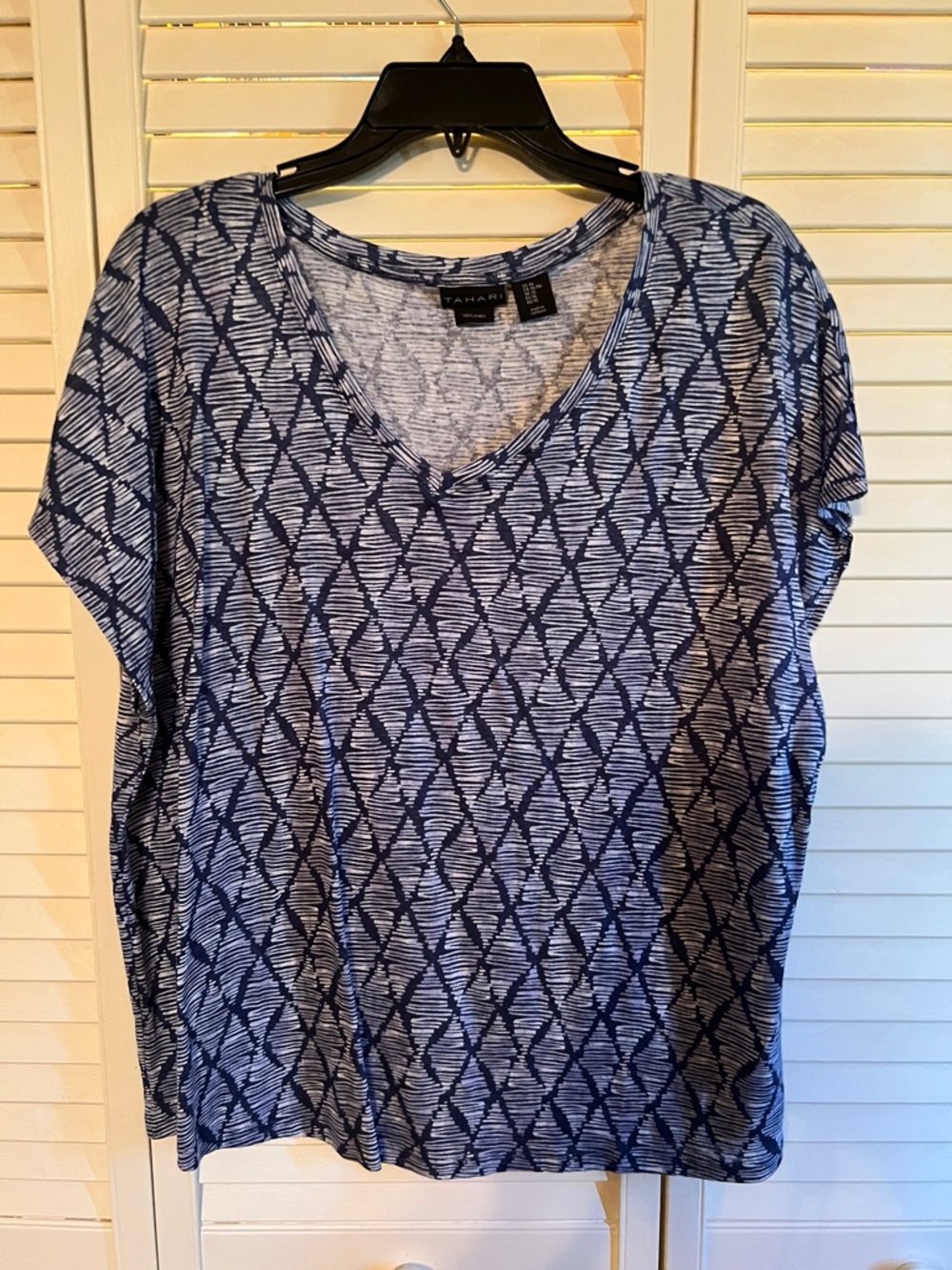 Tahari Women’s Linen in blue & white w/lattice design. Breathable beauty!